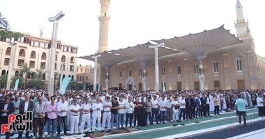 الله أكبر كبيرا.. الآلاف يؤدون صلاة عيد الأضحى المبارك بمسجد الإمام الحسين