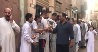 توزيع عيش وملح فى طابور 2 كم.. أغرب عادات العيد فى قرية طنبول بالدقهلية.. فيديو