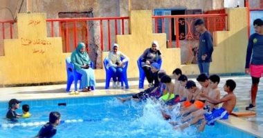 حمامات السباحة مقصد الأطفال هربا من الحرارة فى الهيئات الرياضية بكفر الشيخ