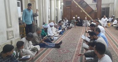 المسنون والشباب يتلون القرآن بمقرأة مسجد سيدى عبد الرحيم القنائى (فيديو)
