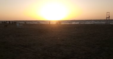 شاهد لحظات غروب الشمس على شاطئ رأس البر