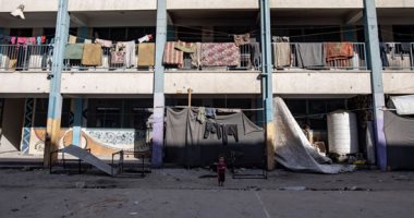 فلسطينيون يتفقدون مدرسة الأمم المتحدة التي كانت تؤويهم في خان يونس