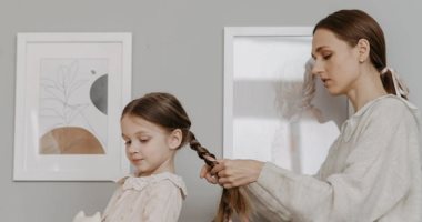 4 خطوات تحافظ على شعر الأطفال بعد الاستحمام المتكرر في الصيف  