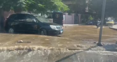 انفجار ماسورة مياه بشارع السد العالى فى منطقة الدقى.. فيديو 