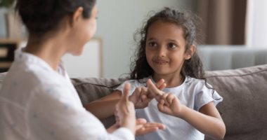 أسبوع التوعية بضعف السمع.. 6 نصائح للآباء للتعامل مع أطفالهم الصم