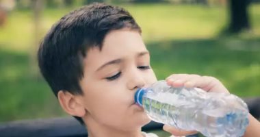 لماذا الأطفال أكثر عُرضة للإصابة بالجفاف؟ نصائح للوقاية