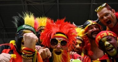 احتفالات جماهيرية جنونية بمحيط الملعب قبل قمة فرنسا ضد بلجيكا.. فيديو