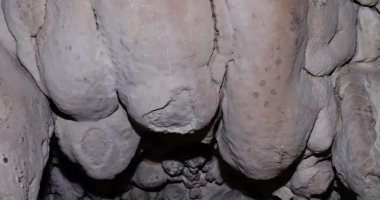 اكتشاف فن صخري قديم نادر في أنبوب الحمم البركانية بالسعودية
