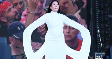 مطربة صربية تدعو للصمت فى أكبر مهرجان موسيقى بإنجلترا بفستان "رمز السلام"