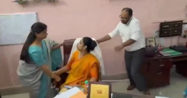 شدوها بالكرسى.. مديرة مدرسة هندية ترفض ترك منصبها والأمن يخرجها بالقوة