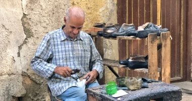 جلد طبيعى وبـ100 جنيه.. شاهد رحلة عم جمال مع 54 سنة فى صناعة الأحذية الهاند ميد