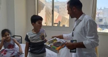 محافظ شمال سيناء يقدم هدايا للأطفال الفلسطينيين بمستشفى العريش العام