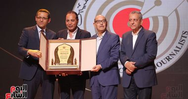 تكريم جلال عارف لفوزة بجائزة نقابة الصحفيين التقديرية