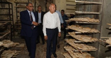 محافظ القاهرة يفاجئ مخبز بالسيدة زينب للاطمئنان على جودة الخبز