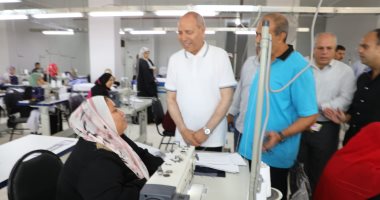 محافظ القاهرة يتفقد مصنع ملابس بحى الأسمرات.. صور