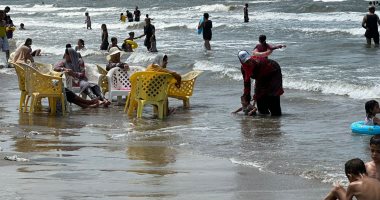 رغم التحذيرات والتيارات المائية.. الأهالى يستمتعون بالسباحة في شاطئ بورسعيد