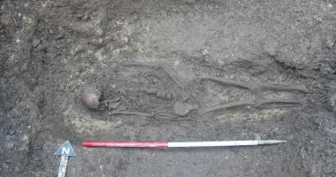 اكتشاف مقبرة أنجلو ساكسونية تضم بقايا 24 فردًا في مالميسبري بإنجلترا