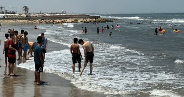 ضحك ولعب وحب.. إقبال المصطافين على شاطئ بورسعيد للاستمتاع بالصيف.. فيديو