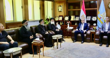 محافظ كفر الشيخ يتلقى التهنئة من وفد الكنيسة لثقة رئيس الجمهورية