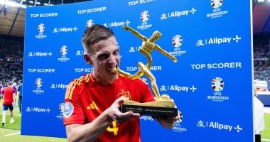 دانى أولمو يتسلم جائزة هداف يورو 2024 بعد تتويج منتخب إسبانيا