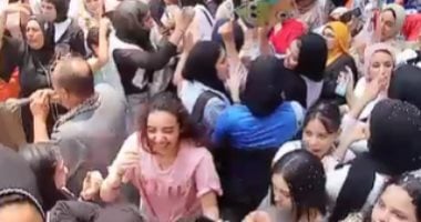بالطبل والزغاريد طالبات دسوق يودعن امتحانات الثانوية العامة.. فيديو