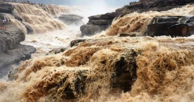 فيضانات شلال هوكو فى الصين تبهر الزوار