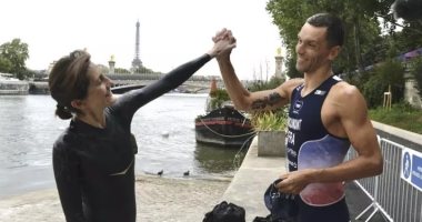 وزيرة الرياضة الفرنسية تسبح فى نهر السين لتبديد الخوف بعد فيلم" Under Paris "