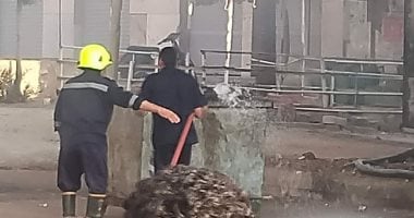 السيطرة على حريق محول كهرباء فى منطقة السلام.. صور  