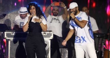 تامر حسني يهنئ أيتن عامر بعد طرح أغنيتها مثيرة للجدل ويعلق: ودى واوعى تهدى