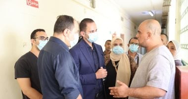 نائب وزير الصحة يتفقد مستشفى هليوبوليس ويوصي بصرف مكافاة مالية لفريق مكافحة العدوى