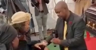 اعرف حقيقة فيديو رجل يطلب الزواج من أرملة أثناء جنازة زوجها