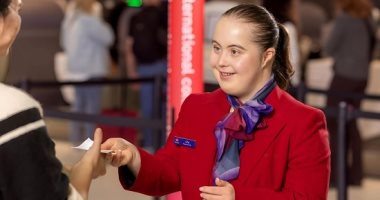 شركة طيران أسترالية توظف فتاة أمريكية من صاحبات متلازمة داون.. صور