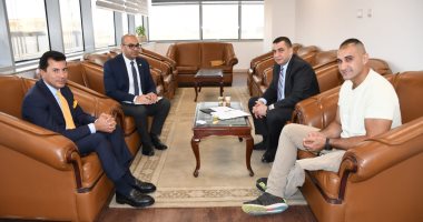 وزير الرياضة يبحث مع علي الزيني بطل التجديف استعداداته للبارالمبياد