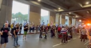 إسرائيليون يغلقون مطار تل أبيب من أجل منع سفر نتنياهو إلى أمريكا.. فيديو