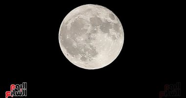 بعد منتصف الليل.. القمر فى طور التربيع الأخير يزين السماء فى مشهد بديع