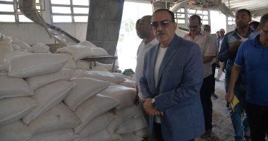 محافظ أسيوط يفاجئ العاملين بمطاحن مصر الوسطى للتأكد من سلامة الأقماح