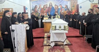 إيبارشية سوهاج للأقباط الكاثوليك تصلى جناز وداع راعى كنيسة القديسة ريتا بطما