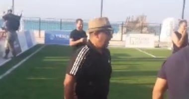 "برنيطة" سمير عثمان تخطف الأضواء قبل انطلاق مباراة أساطير الأهلى والزمالك