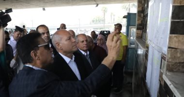 محافظ القاهرة يتفقد مواقف النقل الجماعى للتأكد من الالتزام بالتعريفة الجديدة