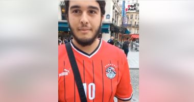 جزائرى مقيم بفرنسا مغرم بالكرة المصرية.. يتجول فى باريس بتيشرت صلاح "فيديو"