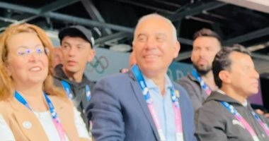 وزير الرياضة وغادة والي يؤازران منتخب اليد أمام المجر في أولمبياد باريس