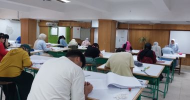 توافد طلاب الثانوية على كلية الفنون التطبيقية بجامعة حلوان لأداء اختبار القدرات