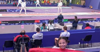 طفلة مصرية تشجع محمد السيد فى منافسات السلاح بأولمبياد باريس