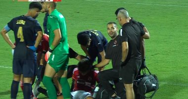 توقف مباراة الأهلى وسيراميكا لعلاج إمام عاشور بعد ارتطام الكرة برأسه