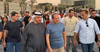 جولة على شواطئ العلمين.. المواطنون يلتقطون سيلفى مع الرئيس السيسى وبن زايد.. فيديو