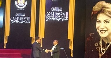 بكاء الدكتور عبد الله سعد لحظة تكريمه بالمهرجان القومى للمسرح.. صور