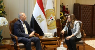 وزيرة التنمية المحلية تتابع مع محافظ القاهرة موقف تنفيذ المشروعات الجارية