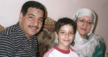 أحمد أمين يشارك صورة من طفولته مع والديه: احنا ما بننساش الناس اللي بنحبهم