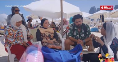 مهرجان العلمين.. خالد عليش يمازح الأسر ويشاركهم الأكل داخل أحد الشواطئ.. فيديو