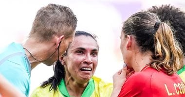 الأسطورة مارتا تبكى بعد طردها خلال خسارة البرازيل أمام إسبانيا بالأولمبياد